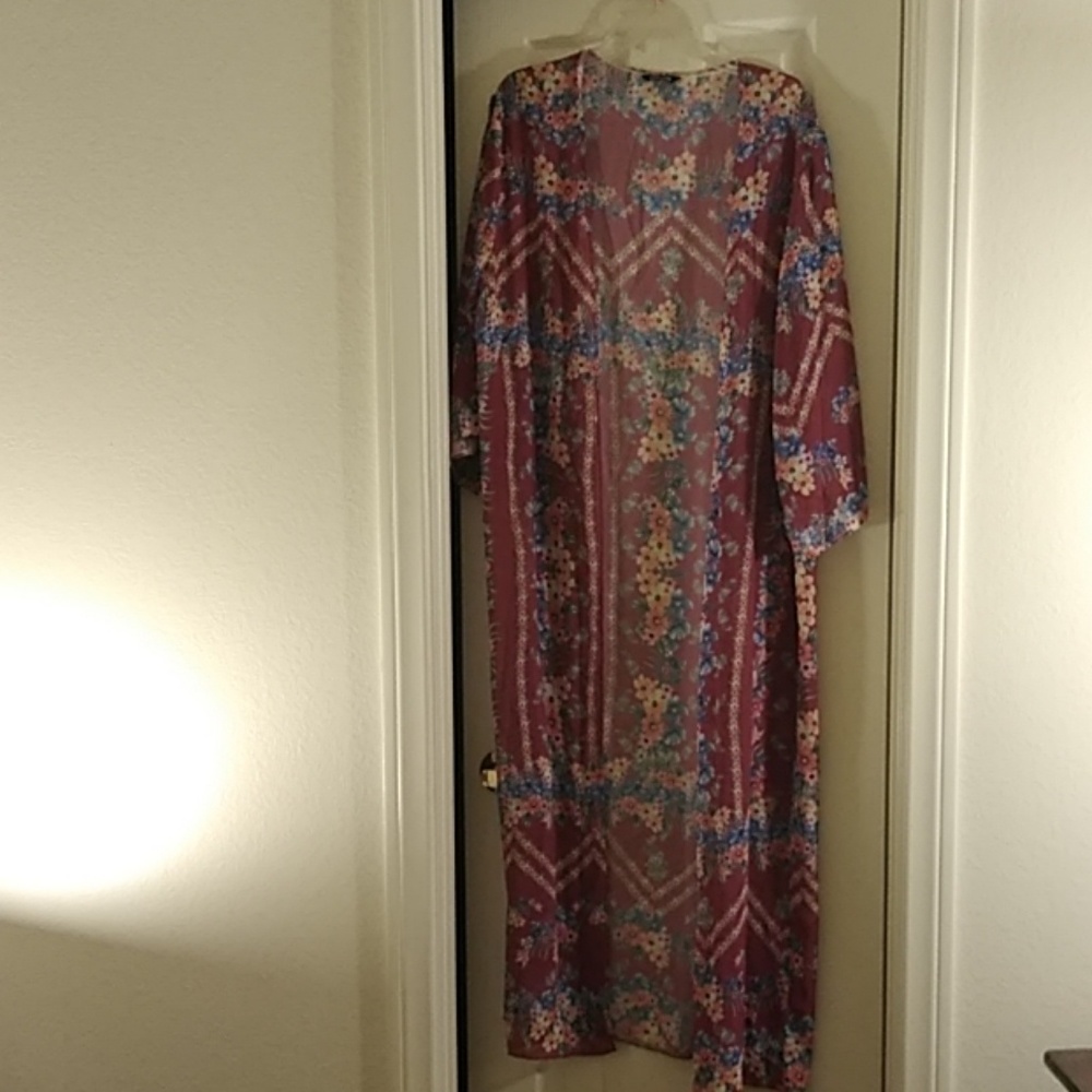 BEAUTIFUL KIMONO with Gorgeous Flower Pattern